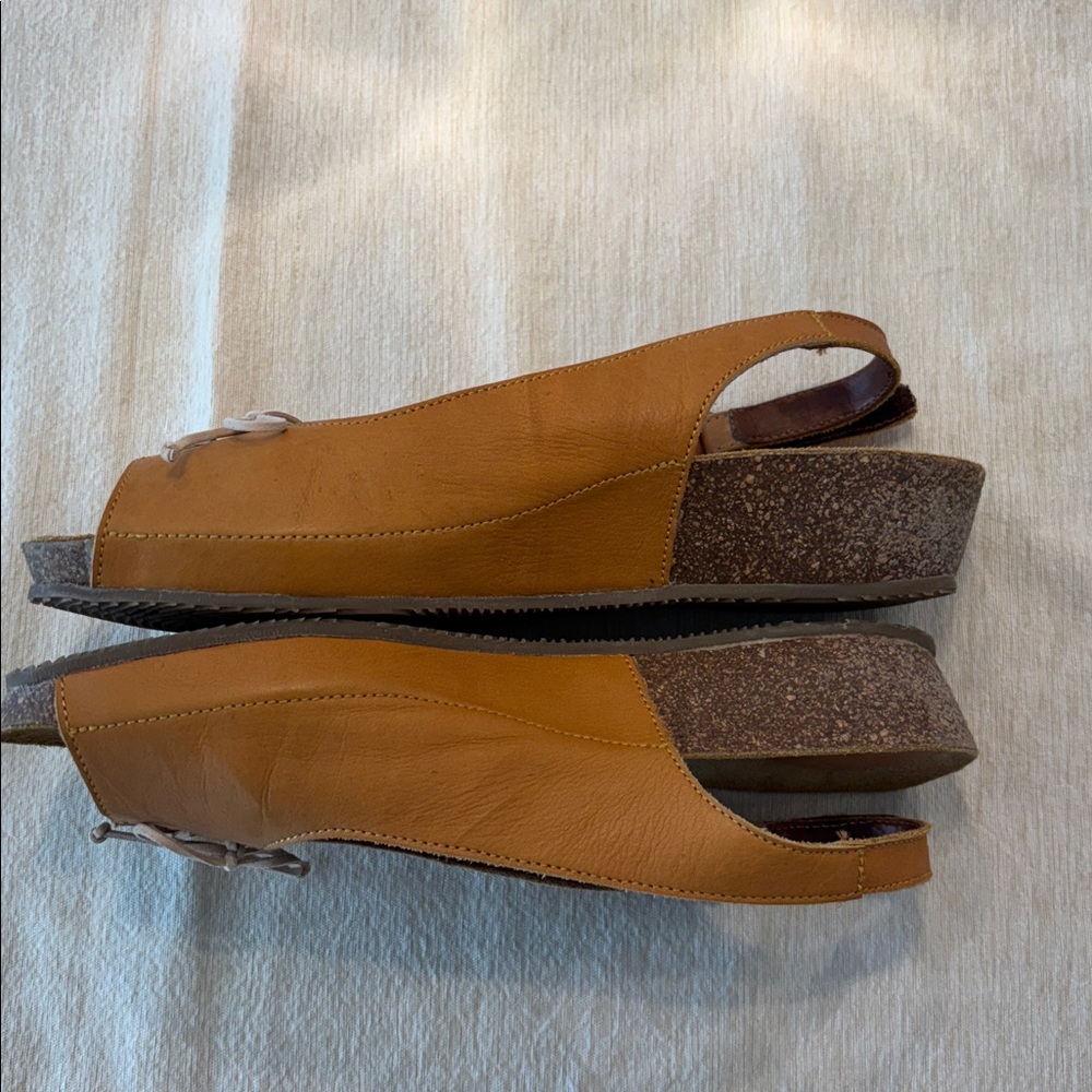Sergio Tomani Women's Tan Leather Sandals - Picture 2 of 3